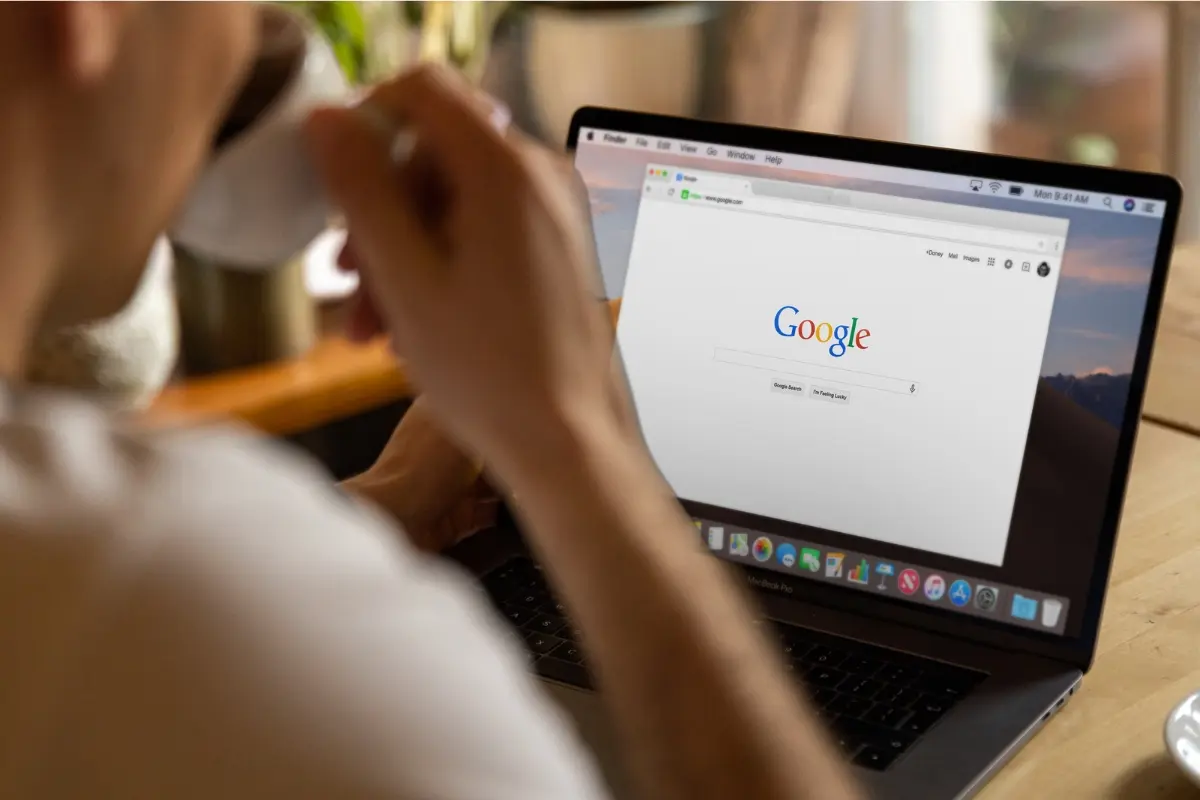 Comparativa entre estrategias de posicionamiento SEO tradicional y optimización para motores de respuesta AEO