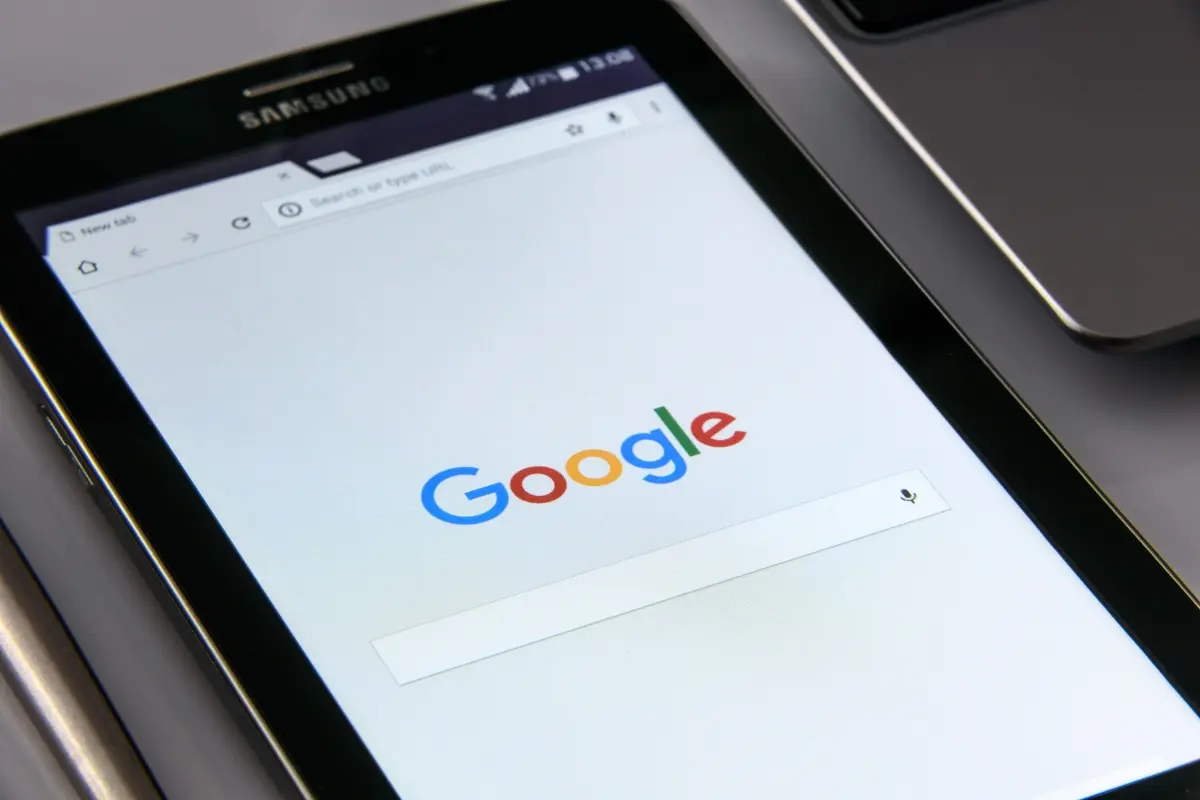 Comparativa entre estrategias de posicionamiento SEO tradicional y optimización para motores de respuesta AEO