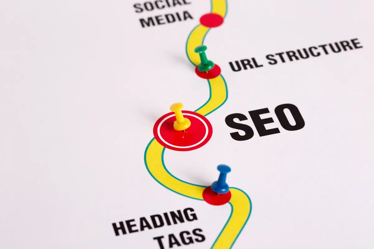 Infografía representativa de la integración entre las estrategias de SEO tradicional y AEO